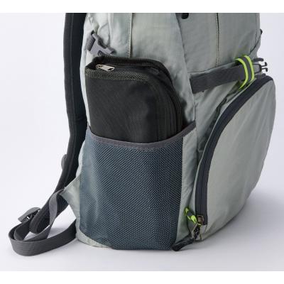 コンパクトチェアをリュックに入れたイメージ