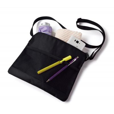 デイリーサコッシュにものをつめたイメージ