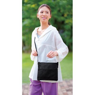 デイリーサコッシュを肩からかけたイメージ