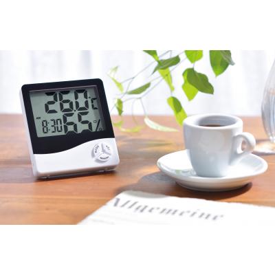  デジタル温湿度計をテーブルに置いたイメージ