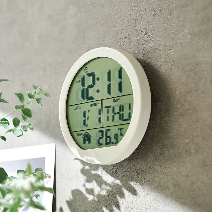 表示が見やすい丸時計を壁掛けした図