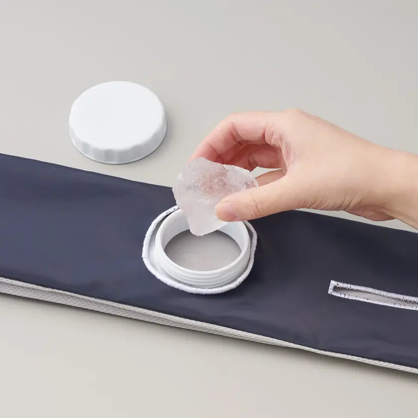 氷のうマフラーに氷を入れているイメージ