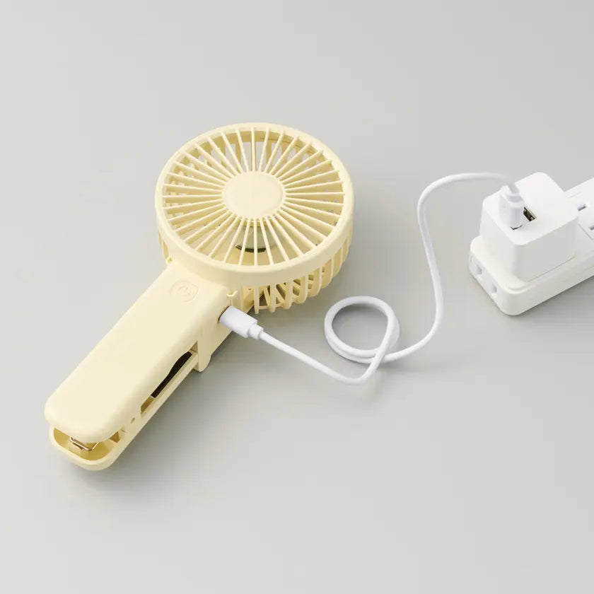 クリップ付マルチファンを充電しているイメージ