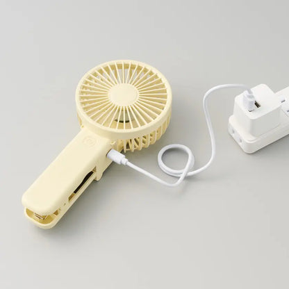 クリップ付マルチファンを充電しているイメージ
