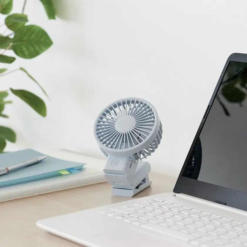 クリップ付マルチファンを卓上で使用しているイメージ