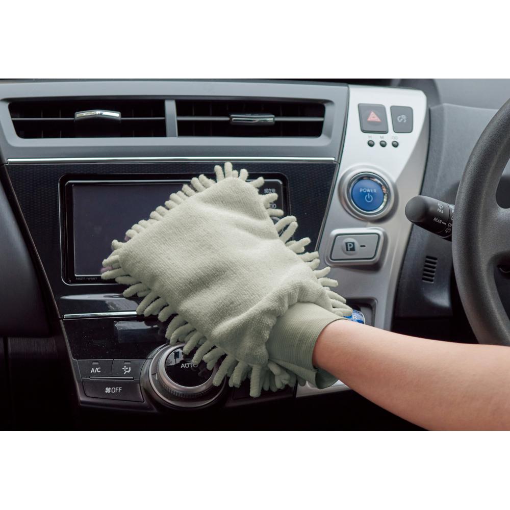 もふもふお掃除グローブ１個でふいている写真