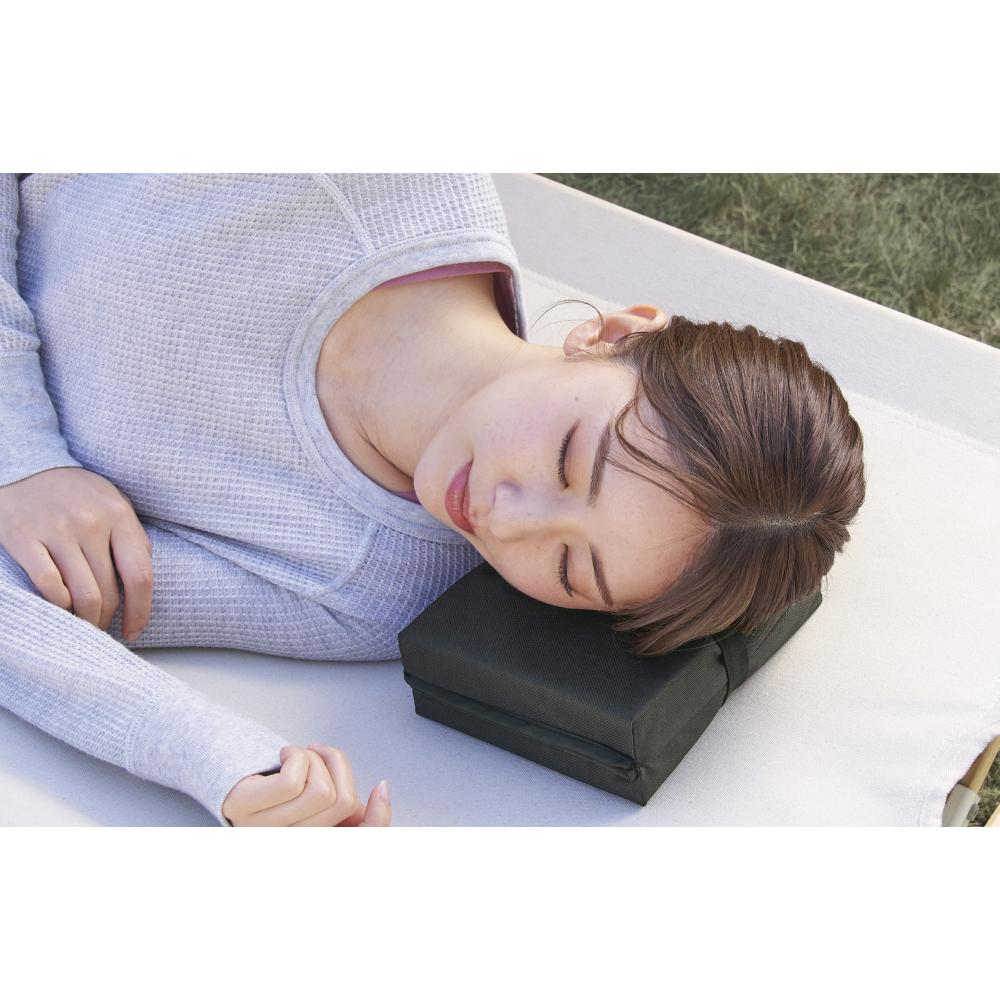 折りたたみクッションまくらに頭をのせたイメージ