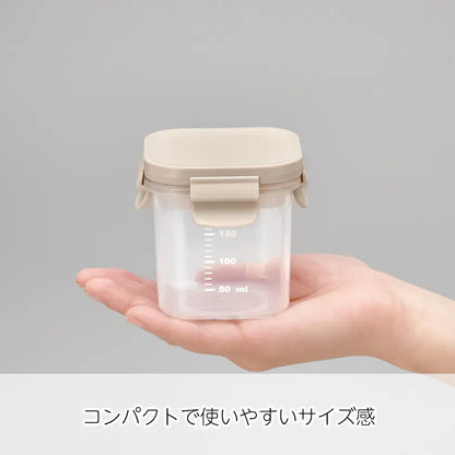 保冷剤付フードコンテナーを手に平に乗せたイメージ