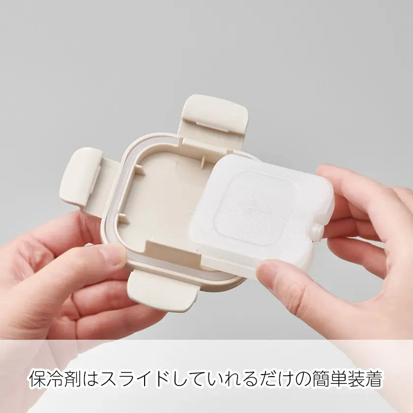 保冷剤付フードコンテナーに保冷剤をセットするイメージ
