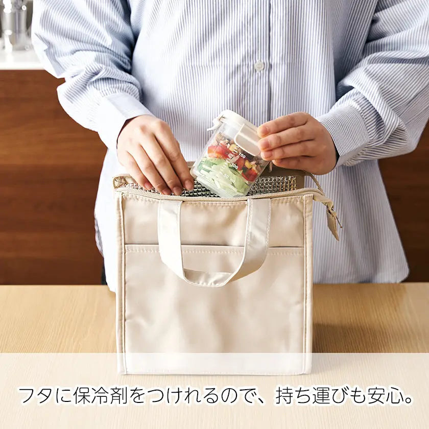 保冷剤付フードコンテナーをかばんにいれるイメージ