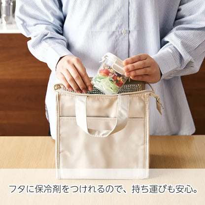 保冷剤付フードコンテナーをかばんにいれるイメージ