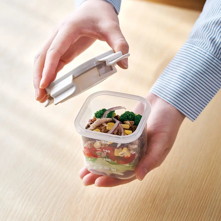 保冷剤付フードコンテナーのふたをあけるイメージ