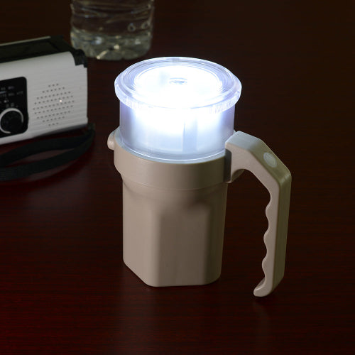 マルチ乾電池ライトをテーブルに立てて点灯させたイメージ