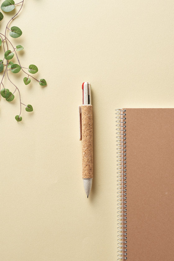 リル 4色コルクボールペンとノートを並べた写真
