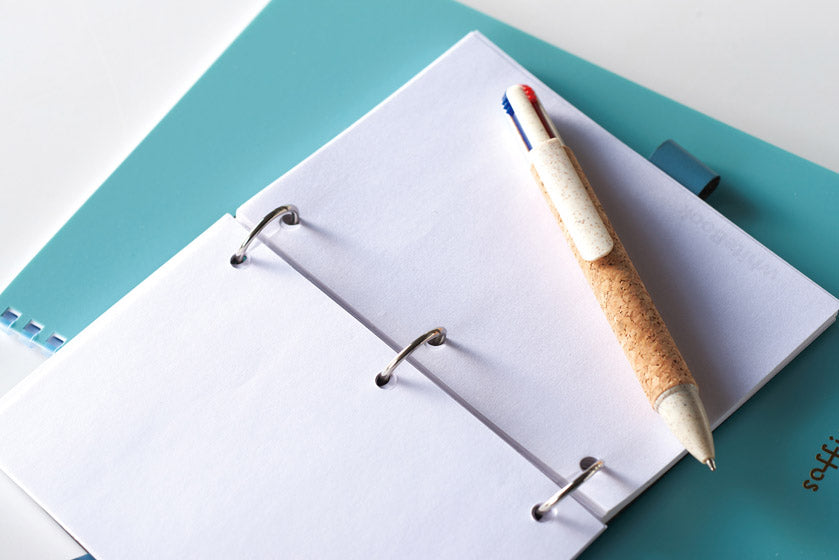 リル 4色コルクボールペンと手帳をならべた画像