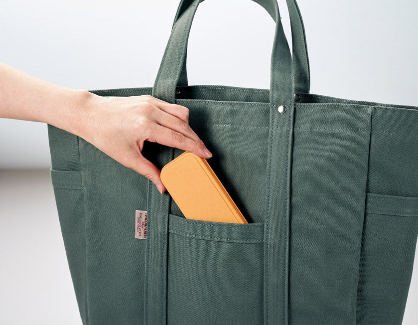 リル バンブー配合カトラリー3点セットをかばんに入れている画像