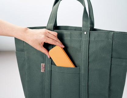 リル バンブー配合カトラリー3点セットをかばんに入れている画像