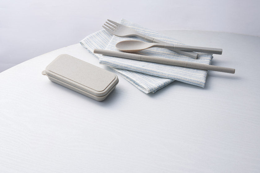 リル バンブー配合カトラリー3点セットをテーブルに並べた写真