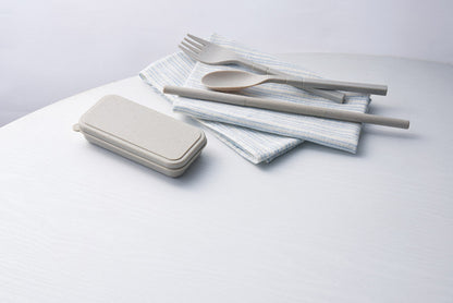 リル バンブー配合カトラリー3点セットをテーブルに並べた写真