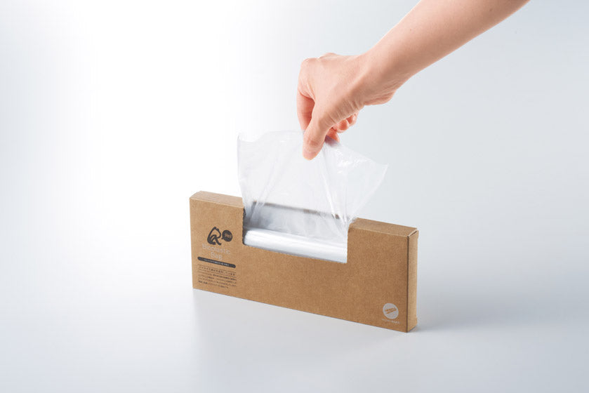 リル バイオマス配合ポリ袋50枚入から袋を取り出すイメージ
