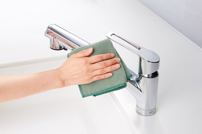 リル 再生PETお掃除クロス3枚セット で蛇口を拭いてるイメージ