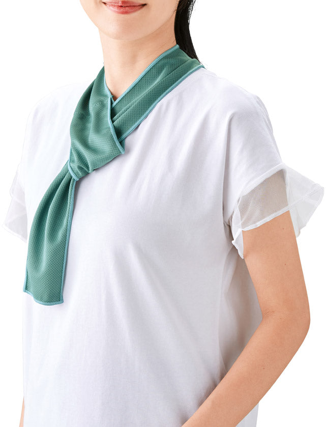 リル 再生PETクールタオルを首に巻いたイメージ