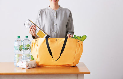 リル 再生PET保冷温ショッピングバッグに商品を入れている画像