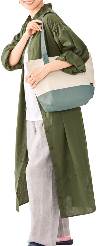 リル　再生PET保冷温トートバッグを肩掛けした画像