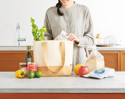 リル　再生PET保冷温トートバッグに商品をつめている画像