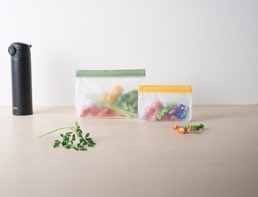 リル　繰り返し使えるジッパーバッグ２枚組に中身を入れたイメージ