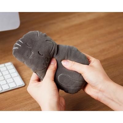 もちもちあにまる アームレスト１個を手に持ったイメージ