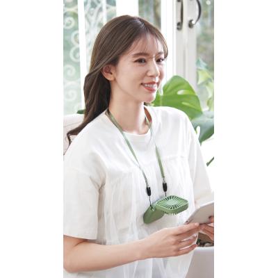 マルチ３ＷＡＹスクエアファン１個を首からかけたイメージ