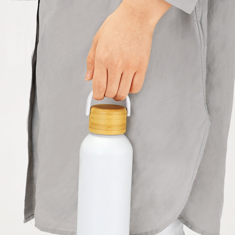 ナチュラルバンブー真空ステンレスボトルを持った写真