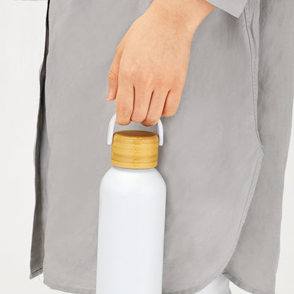 ナチュラルバンブー真空ステンレスボトルを持った写真