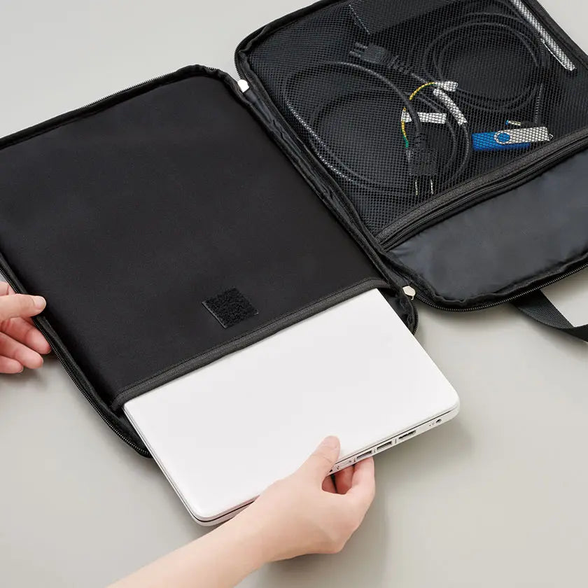 PC収納バッグにPCを入れてる図