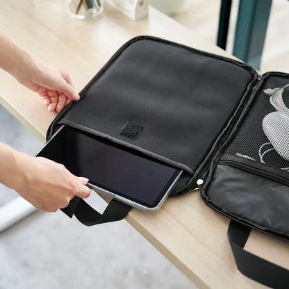 PC収納バッグにタブレットを入れている図