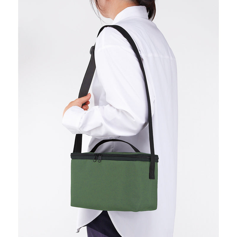 リフェロ・再生PET2WAYボックスクーラーバッグを肩掛けした写真