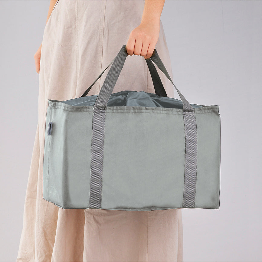 リフェロ・再生PETポータブル巾着ショッピングクーラーバッグを手に持った写真