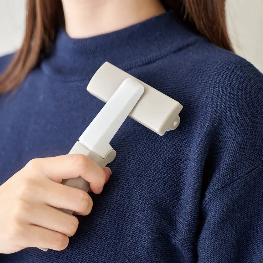 くりかえし洗えるミニクリーナーでコロコロするイメージ