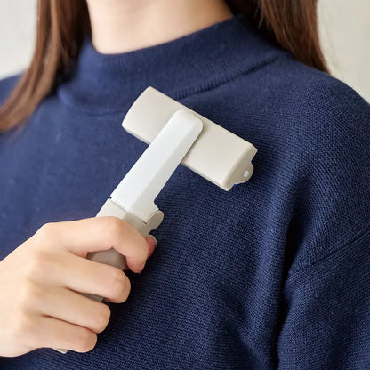 くりかえし洗えるミニクリーナーでコロコロするイメージ