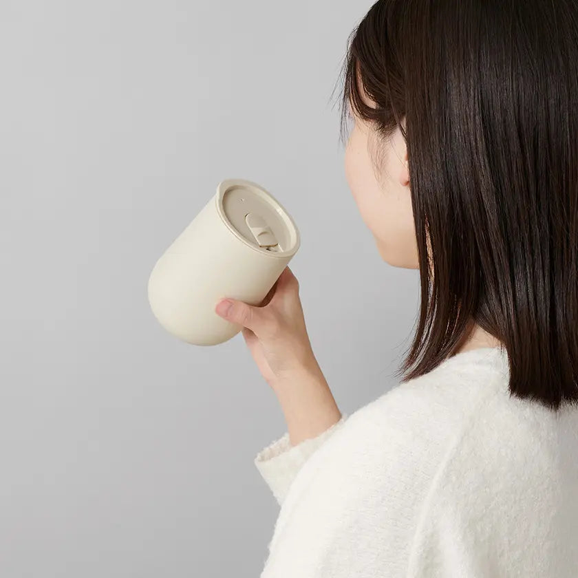 蓋付きラウンドタンブラー 320mlを手に持ったイメージ