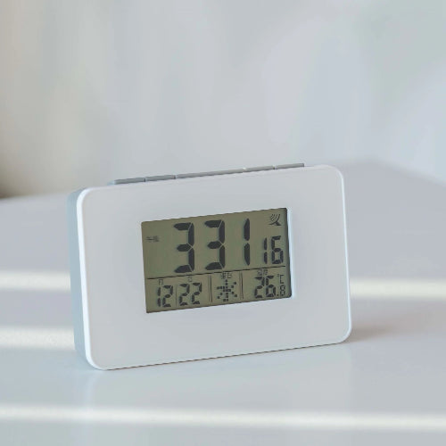 電波目覚まし時計　斜め左側