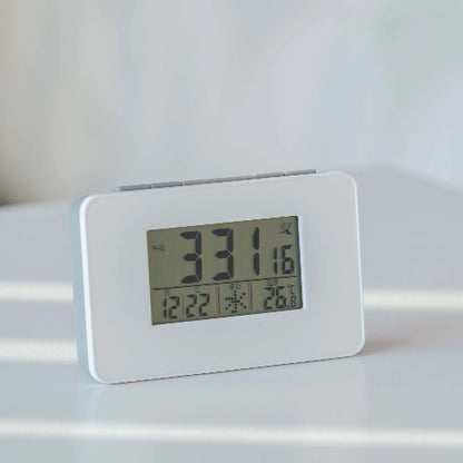 電波目覚まし時計　斜め左側