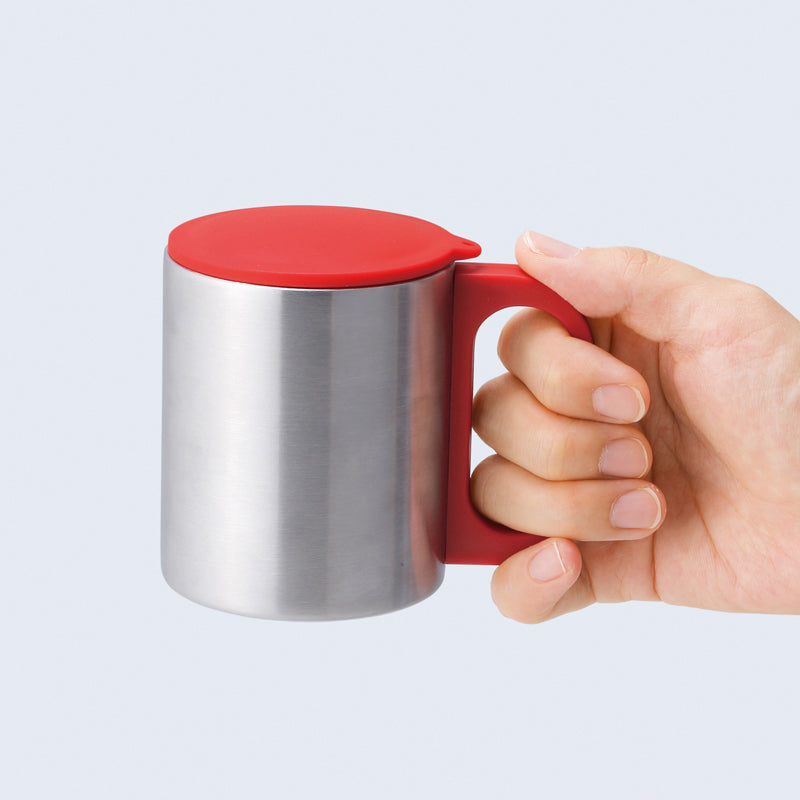 セルトナ・二重構造ステンレスマグカップ（蓋付き）のレッドを手に持った写真