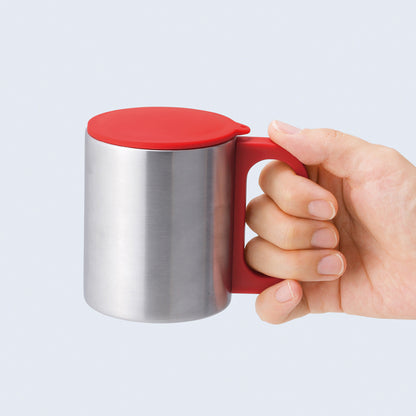 セルトナ・二重構造ステンレスマグカップ（蓋付き）のレッドを手に持った写真