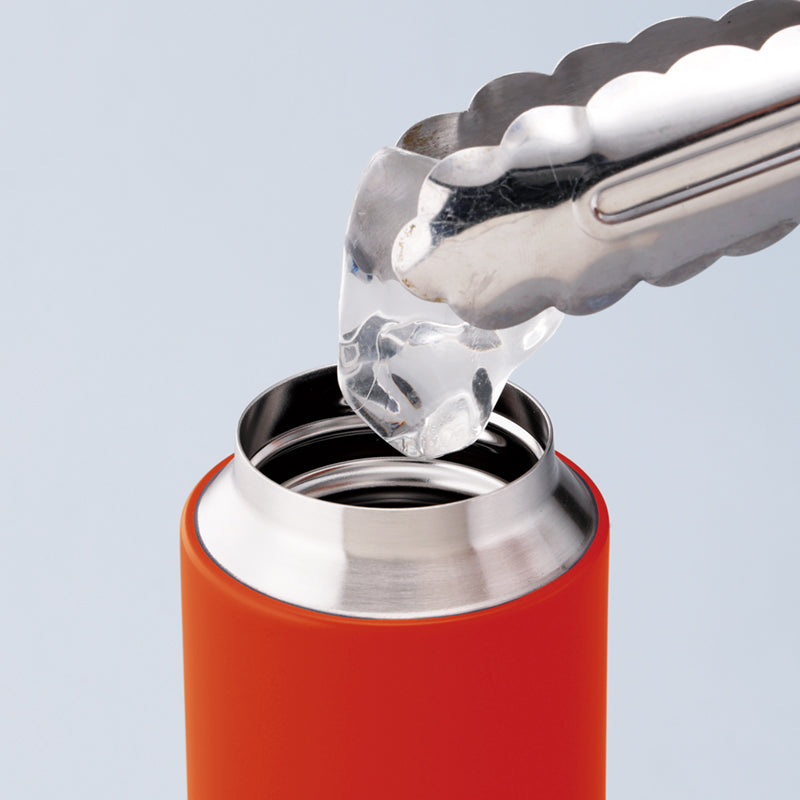 セルトナ・ワンタッチ式真空ステンレスボトル【色指定可】に氷を入れる写真