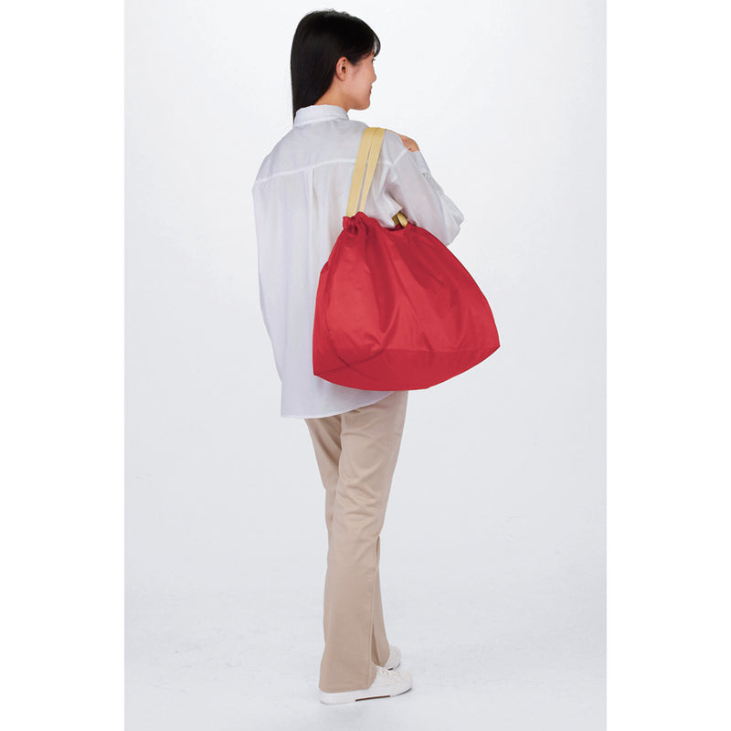 セルトナ・ポータブルラージ2WAY巾着トートを肩からかけた写真