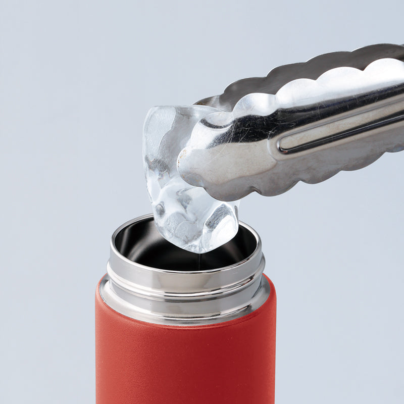 セルトナ・スタンダード真空ステンレスボトル【色指定可】の氷を入れる写真