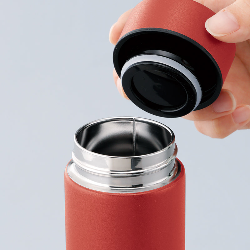 セルトナ・スタンダード真空ステンレスボトル【色指定可】の蓋を開けている写真