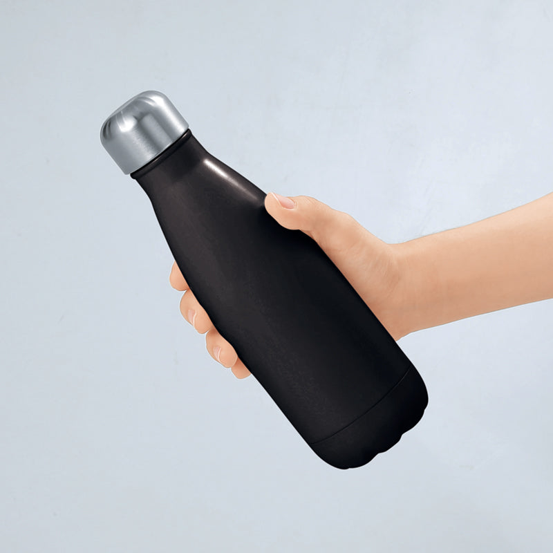 スリムネック真空ステンレスボトルを手に持った画像